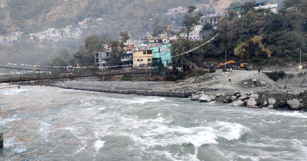 महाकालीमा पानीको प्रवाह घटेपछि शारदा ब्यारेजमा सवारीसाधन सञ्चालन खुला