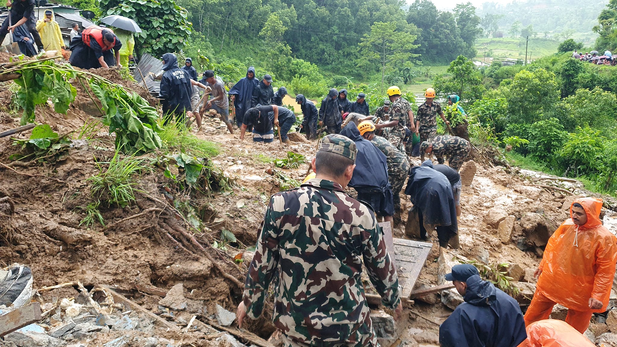 इलाममा पहिरोमा पुरिएर १७ जनाको मृत्यु