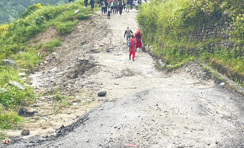 अरनिको राजमार्गमा यातायात सुचारू