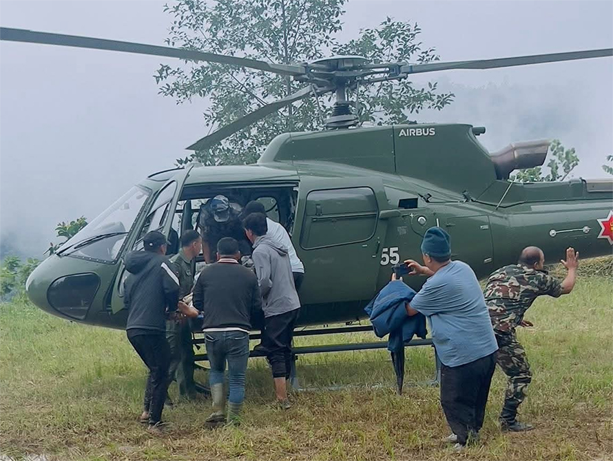 इलाम पहिरोः नेपाली सेनाको हेलिकप्टरमार्फत ४ घाइतेको उद्धार