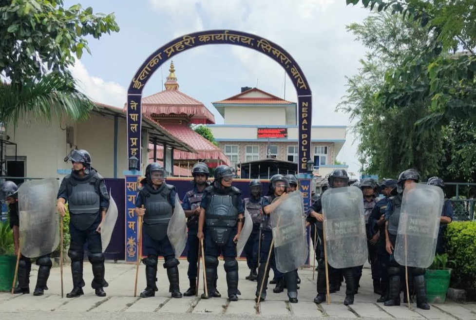 सिमरा घटना : बालिका हत्याको विरोधमा प्रदर्शन उग्र, इलाका प्रहरी कार्यालय घेराउ - Image 1